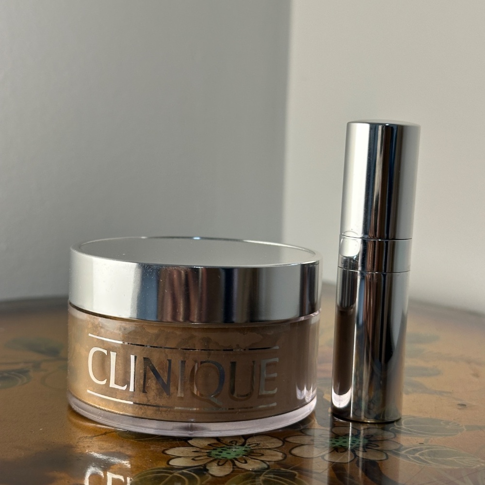 EW Clinique Blended Face Powder with Brush - Shade: 05 Transparency 5 (D)
